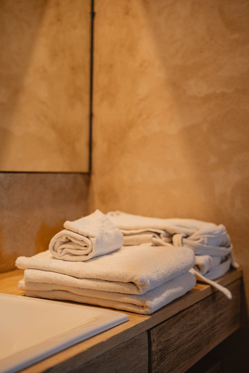 fire-room-lodge-bathroom-towels